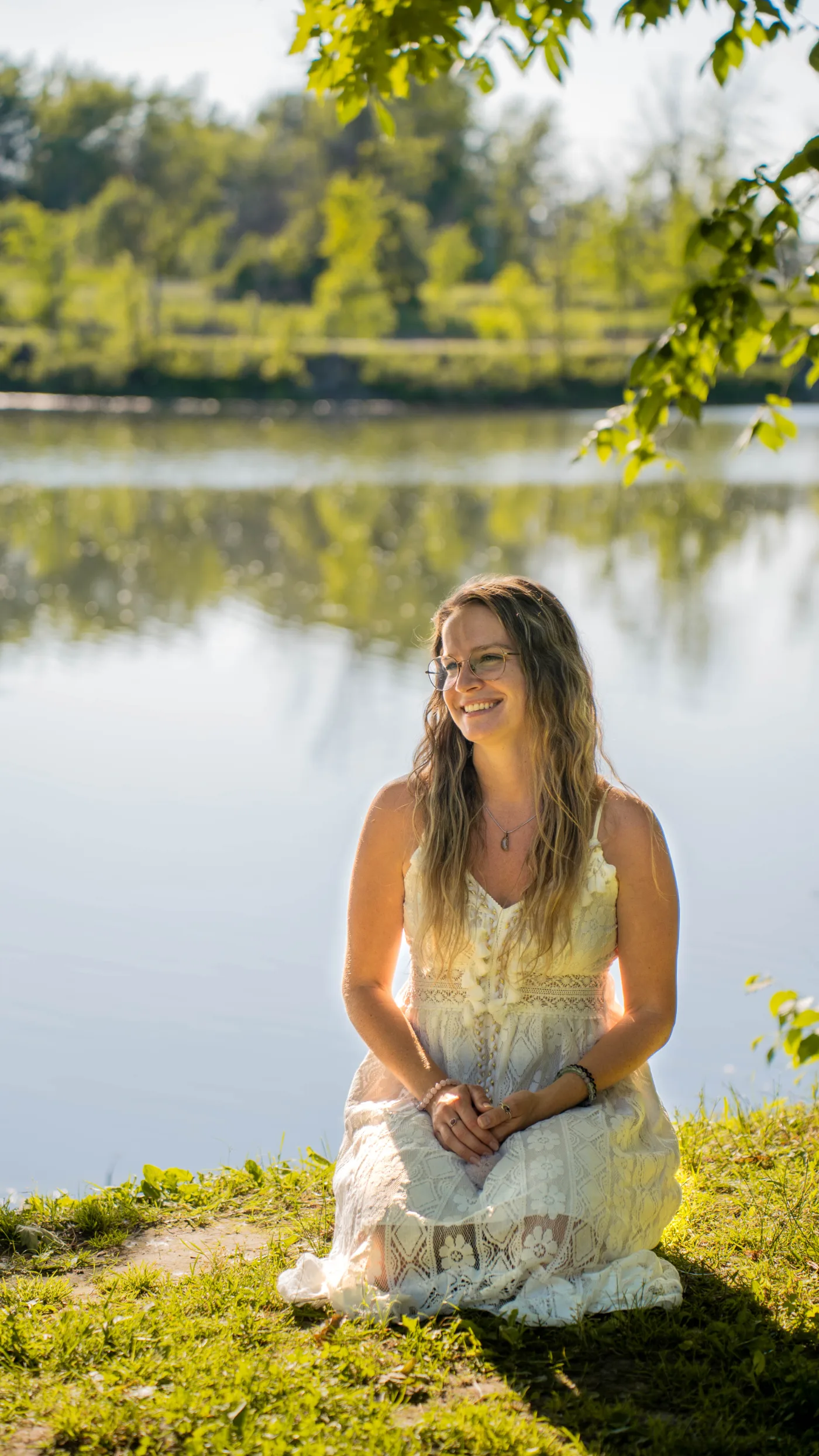 Joannie Lapierre au bord de l'eau